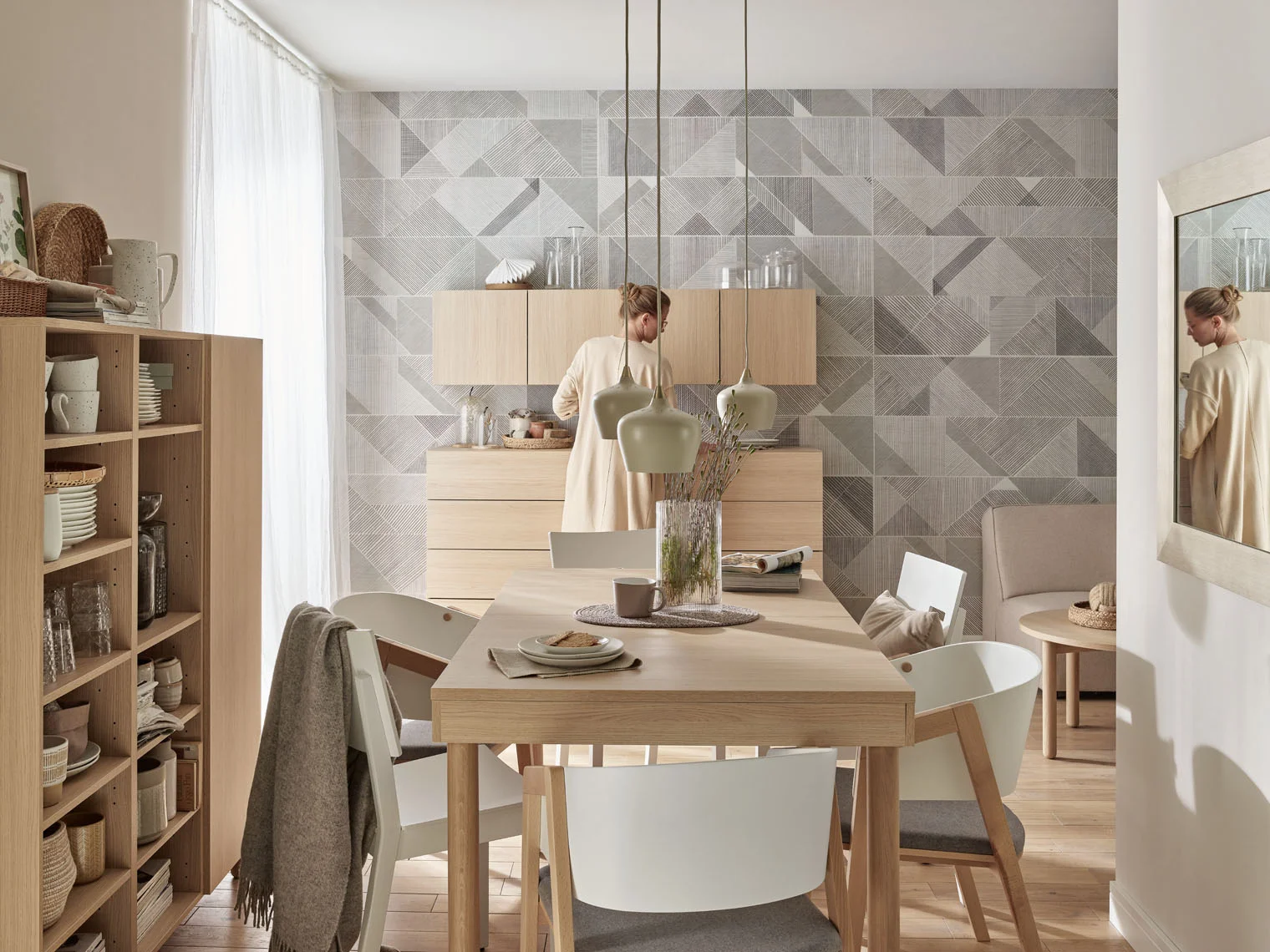 Jadalnia w stylu skandynawskim z geometryczną ścianą i meblami w naturalnym odcieniu drewna.